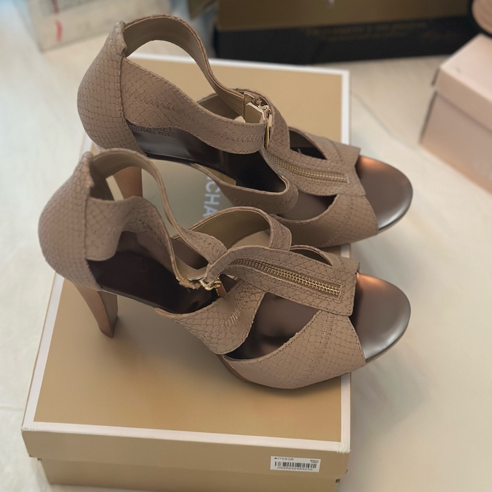 Chic Nude with rose gold trim by Michael Kors brand new never worn 4 inch heel